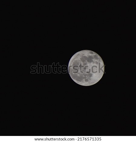 selective focus picture of the full moon