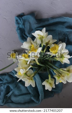 Photo of a bouquet of white daffodils