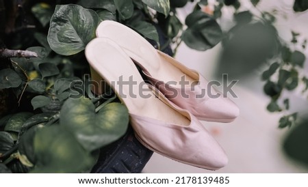 slop shoes for the bride in pink