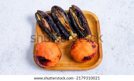 Eggplant and tomato grilled in wooden plate