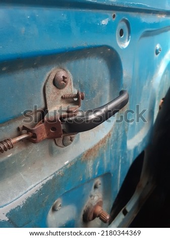photo of the inside door handle of an old public transport car