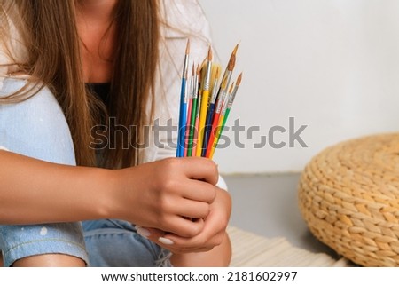 the girl holds the bones for drawing in her hand