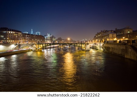The picture is made in the evening on the Sena river in Paris