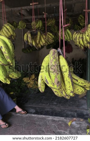 View of various types of bananas at the Banyurip Alit Pekalongan traditional market