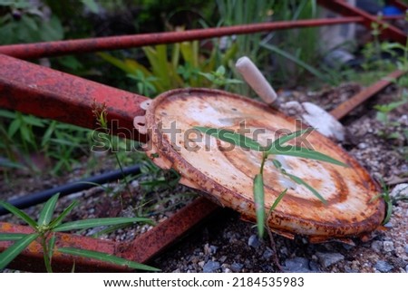 rusty old things Has been discarded for a long time, such as rusted zinc. rusty iron rod Brown or brown steel lid from rust staining.