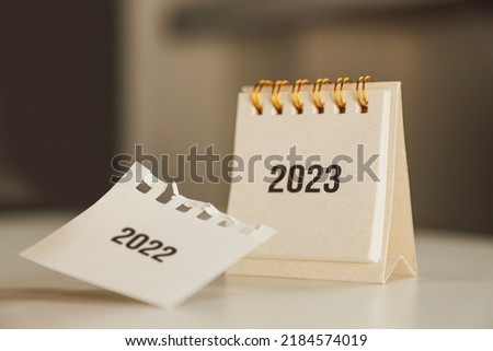 year change from 2022 to 2023 on table calendar.
