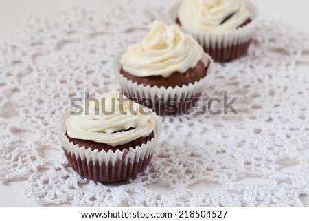 cupcakes on lace  in the white table