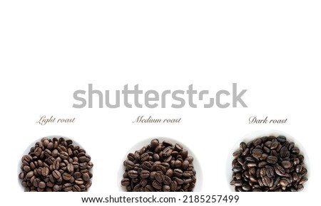 Coffee beans 3 roasting levels are arranged below with colored letters in the order of roasting on a white background.