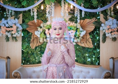 Asian bride wearing a light purple dress is very beautiful and elegant