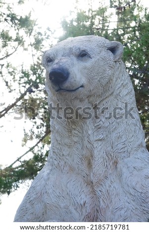 Picture of a polar bear statue.