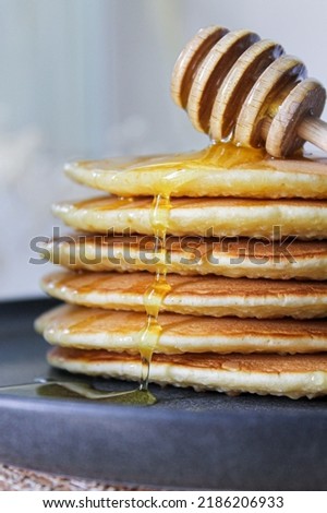 
Pancakes are the best option for breakfast. Eat with honey, jam or syrup. Honey is poured with a special spoon - honey dipper. Close-up