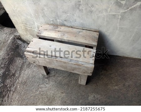 a photo of a simple small chair made of wood