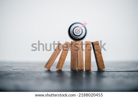 goal achievement concept golf ball with target icon for the success of the organization
