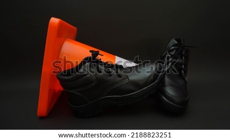 Men's black safety shoes construction worker