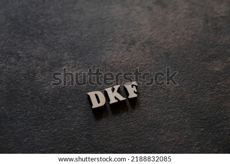 The letters D, K and F above the dark field.