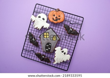 Gingerbread cakes for Halloween are laid out on a metal grate
