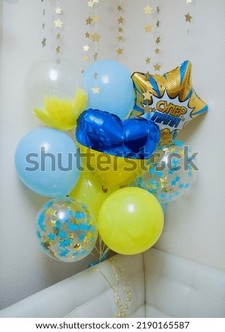 Yellow and blue balloons and a cake with "40" candles. The inscription on the balloon "Super dad"