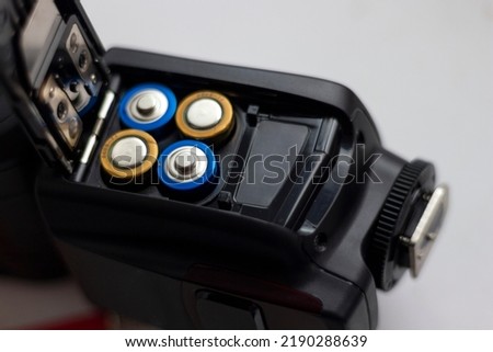 batteries in the device, installing batteries in the device, correct placement of batteries in the flash