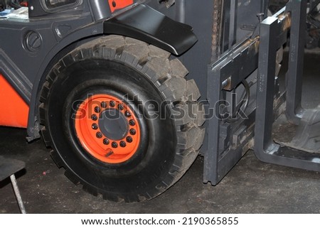Forklifts, lifts. The photos show visible parts such as steering wheel, wheels, gas containers, seats, chains.