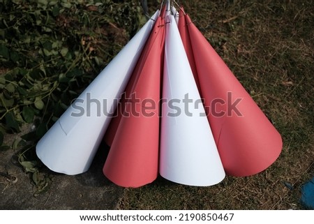 Funnel-shaped red and white paper used for competitions or commemorations