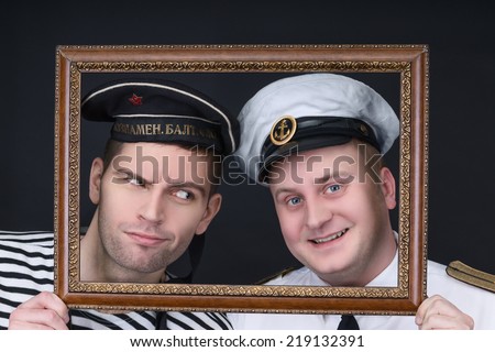 Sailor looking with the doubt on the captain through the frame