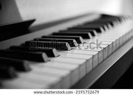 Piano background picture in Black and White, feel the music. Moment to compose.