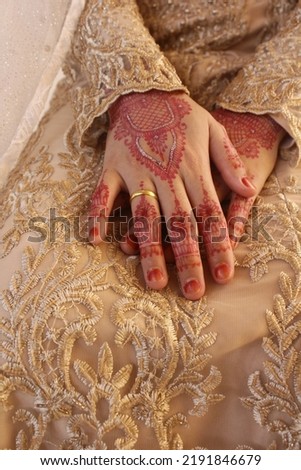 henna is the art of making up hands with beautiful and beautiful motifs.