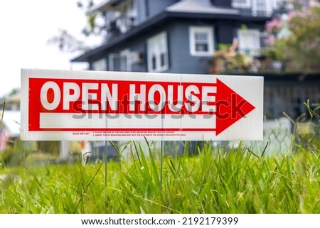 Open house sign with arrow pointing to neighborhood