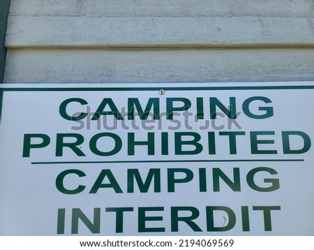 A camping prohibited Sign in both English and French.