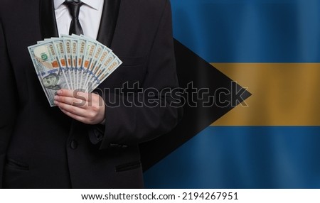 Hands holding us dollar bills in Bahamas