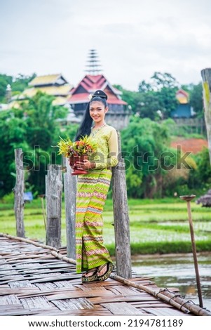 Young woman dressed in traditional dress, Burmese culture, Mae Hong Son province, Thailand, Asia, Thai dress, Shan State