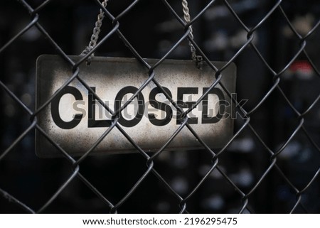 closed sign hanging on door of cafe.