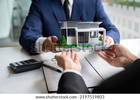 Real estate agents are giving homes to clients after discussing and signing a loan agreement agreement with an approved application form. Home Insurance and Real Estate Investment Ideas