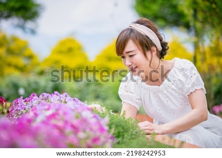 Woman in green (garden, flower)