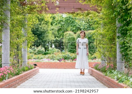 Woman in green (garden, flower)