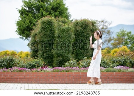 Asian woman in the flower garden (flower garden, gardening)