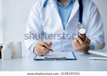 Doctor are recommending medicines to patients after being examined and diagnosed by the patient's doctor, the concept of treatment and symptomatic medication dispensing by the pharmacist.