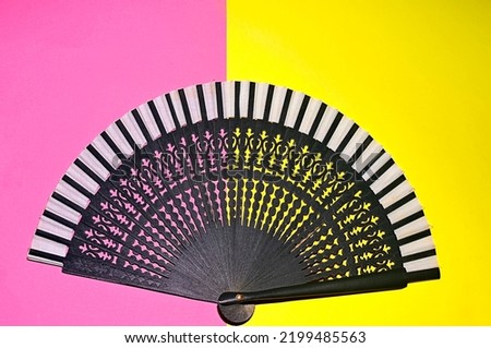 Color fan to suffocate the summer heat.