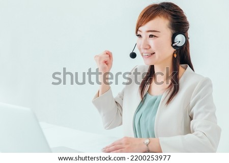 Asian business woman calling (call center)