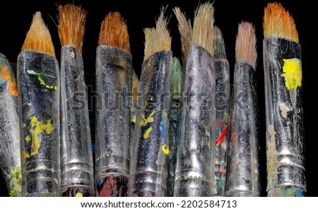 brushes of different sizes for painting
