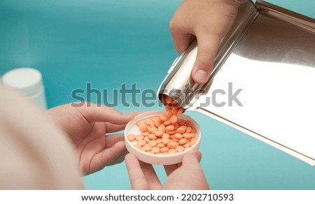 hand pour pills from count tray on lid 