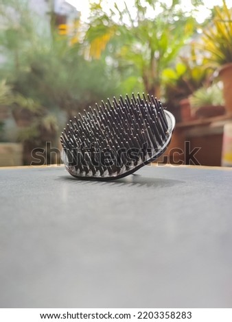 black round hair comb suitable for curly hair