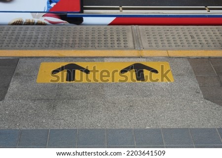 arrow symbol on train station surface To allow passengers to stand and wait for the train as specified and help prevent danger. Do not allow passengers to stand too close to the train.