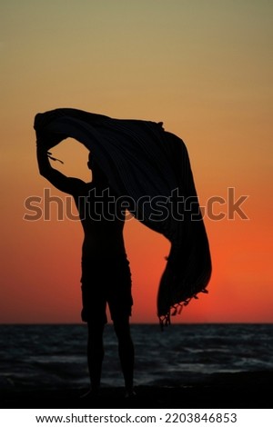 
silhouette of people at sunset at the sea