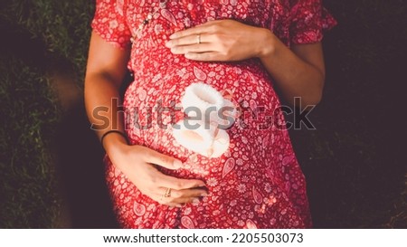 Shooting photo of pregnant woman in nature