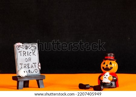Trick or treat signs and jack-o-lanterns