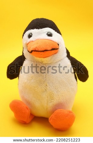 A portrait of a penguin doll made of sewn cloth and cotton for the contents