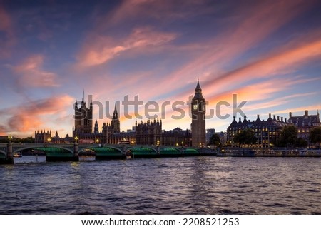 Panoramic view of the illuminated Westminster Bridge and Palace with the fresh renovated Big Ben clocktower in London, England, during a colorful autumn dusk
