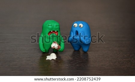 The green weirdo dropped the ice cream and is crying. The blue weirdo looks surprised.