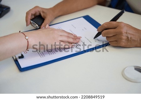 Process of signing documents for the sale of a car